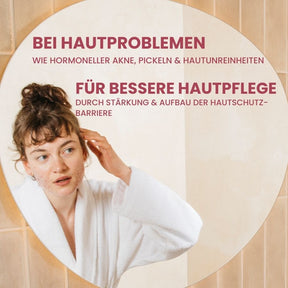 Warum solltest du fenou clear skin Creme und Reinigungsschaum verwenden? weiblich gelesenes Modell blickt in einen Spiegel